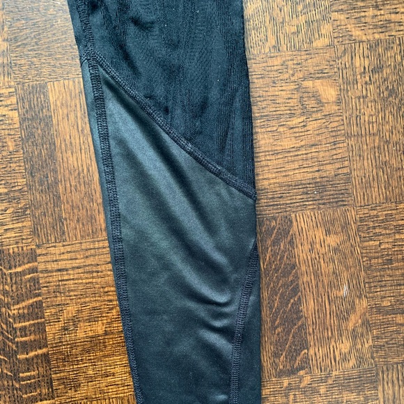 ALO leggings. Multi textured. Size XS - Picture 7 of 9